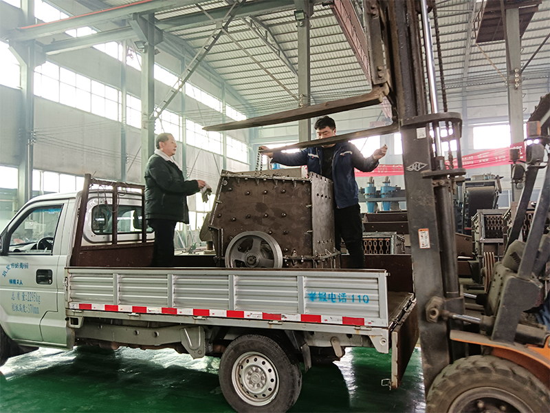 600*600小xiao型xing箱xiang式shi破po碎sui機ji粗cu碎sui細xi碎sui大da塊kuai石shi頭tou產chan量liang高gao，節jie能neng環huan保bao